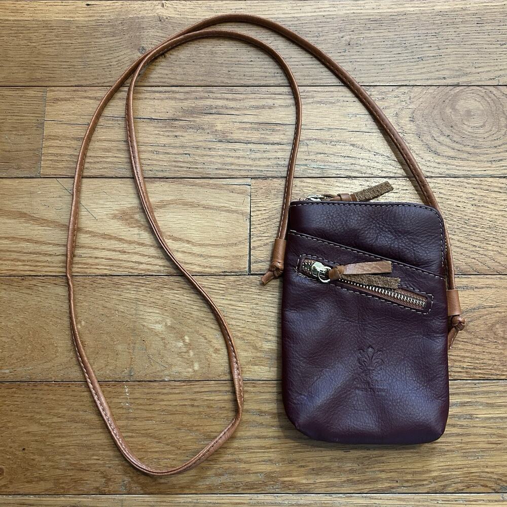 Vintage Vera Pelle Pebble Grain Leather Fleur De Lis Mini Shoulder Bag
